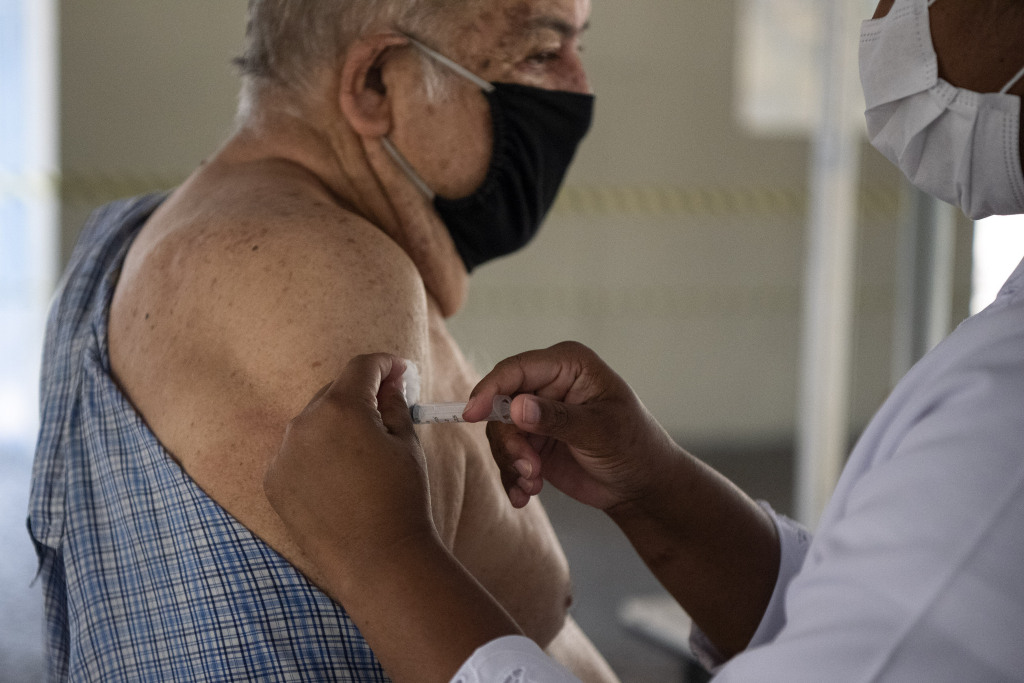 Governo de SP iniciará aplicação de 3ª dose em idosos a partir de 6 de setembro